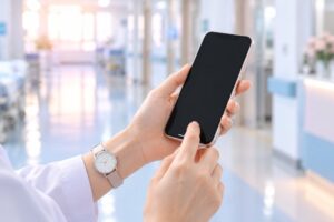 スマホを持つ看護師の手元